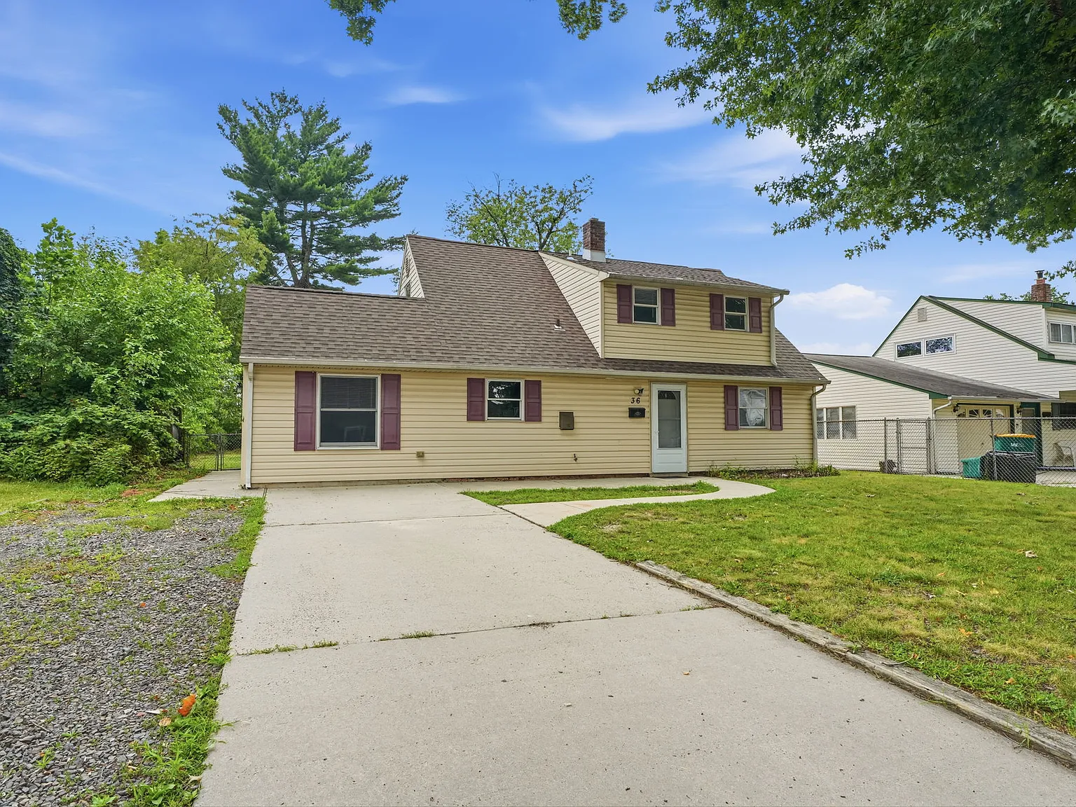 N Court Ln, Levittown — Photo 2
