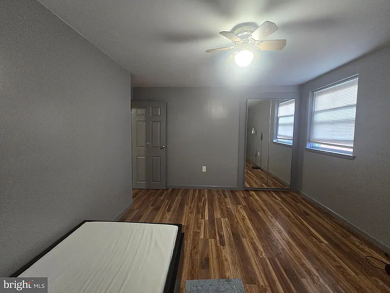 529 Foster St — Photo 12
