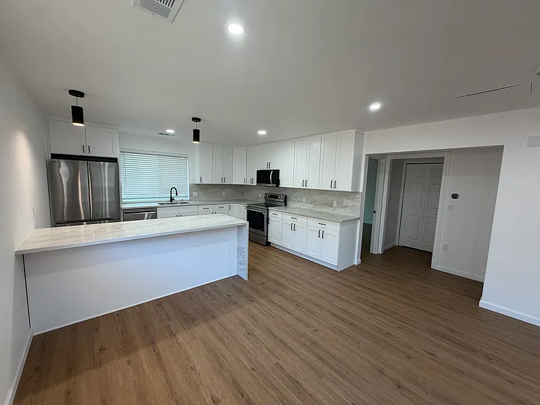 385 Irwin St #B — Photo 8