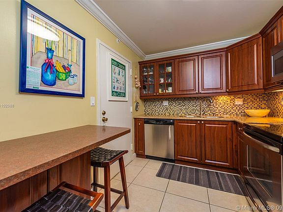 Eat-in Kitchen - 625 Biltmore Way #203