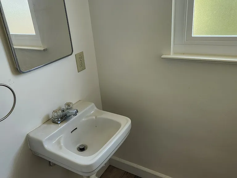 2420 E Pontiac Way — Photo 22