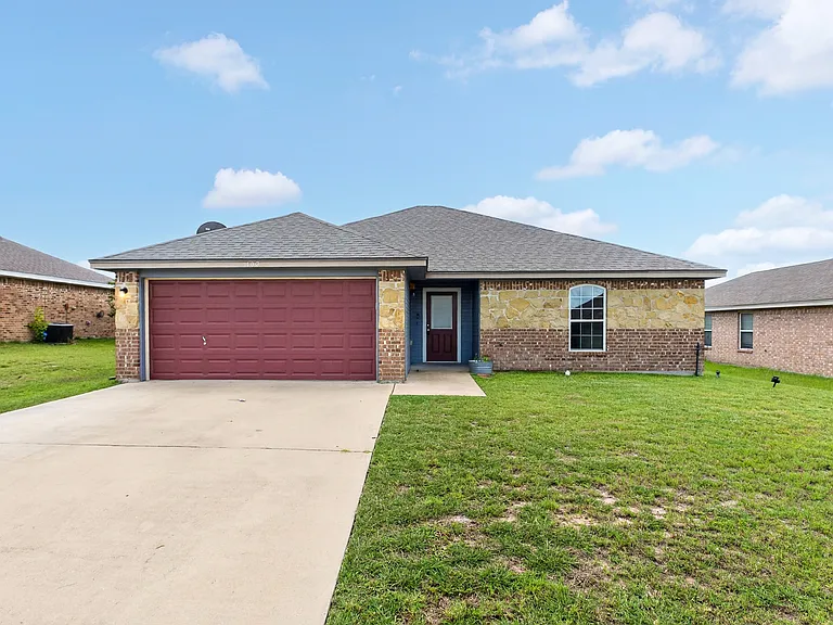 403 Chrislyn St — Photo 2