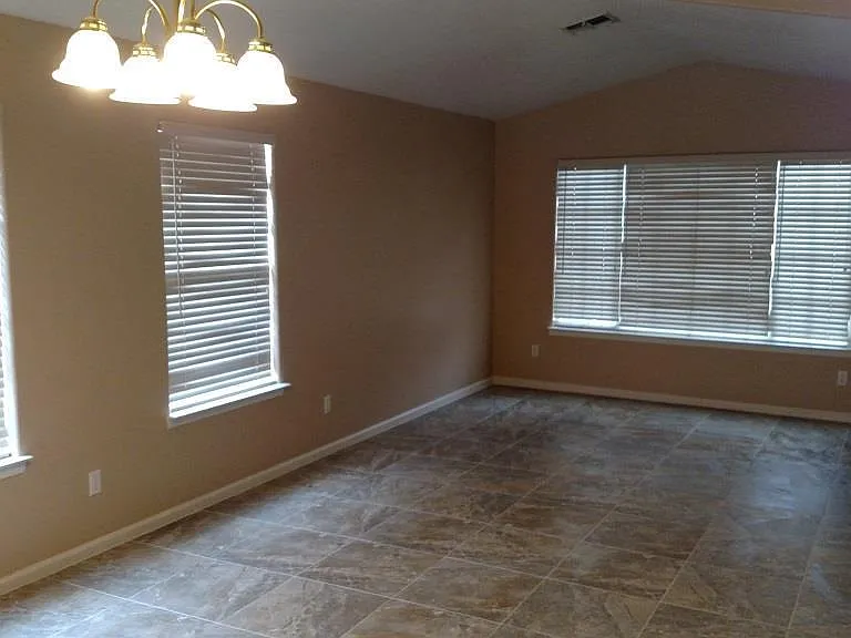 662 W Princeton Ave — Photo 2