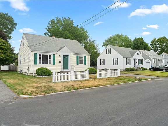 2nd image of 32 Rosemere Dr