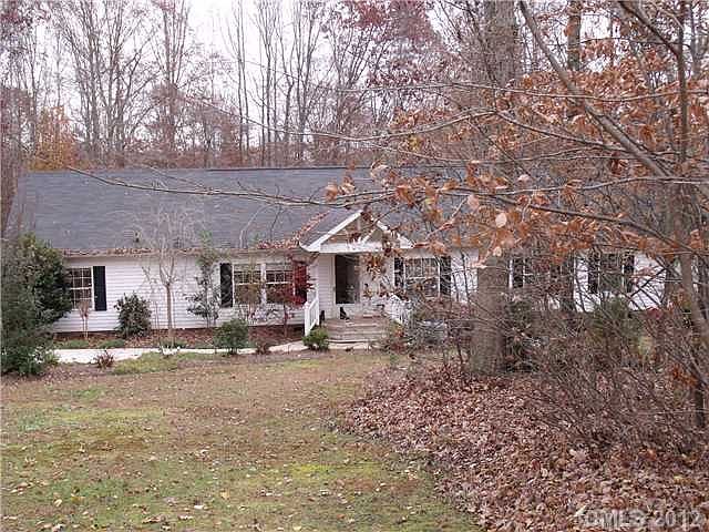 1st image of 153 Breezeway Ln