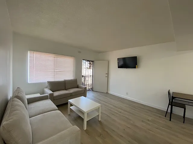 1245 W 88th St #6 — Photo 1