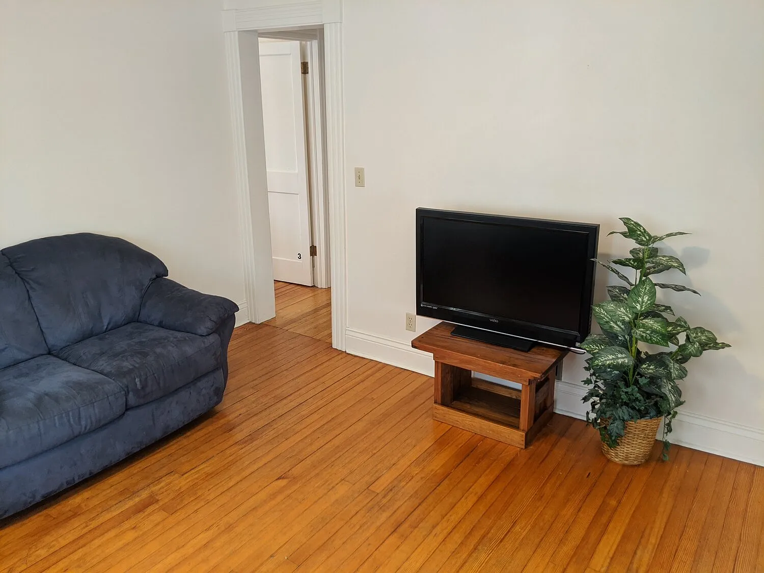 3 bed, 2400 sqft, $720 — Photo 3