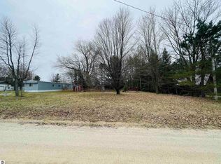 620 Elkhorn Dr, Cadillac, MI 49601