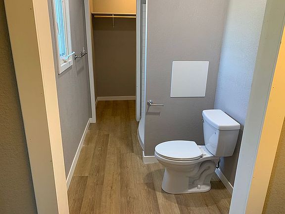 Mast bath and walk-in closet