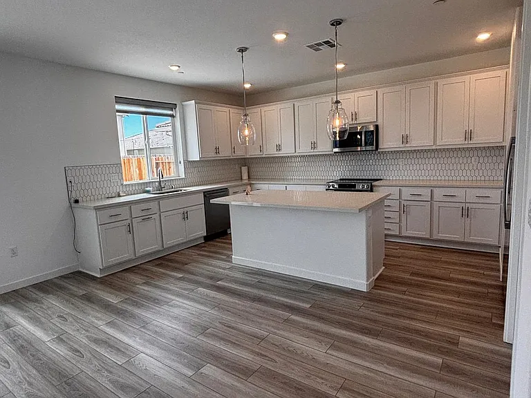 1716 Shingle Ave — Photo 3