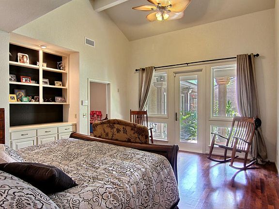 3rd image of 5329 Greenbriar Dr