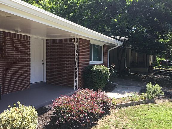 Entrance that includes a lovely sitting area