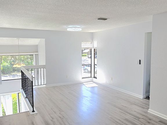 3rd image of 20 Sherbury Ct