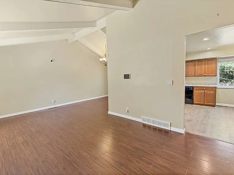 1401 Sanderson Ave — Photo 2