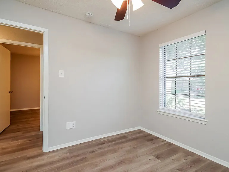 5014 Meadow Crest St — Photo 11