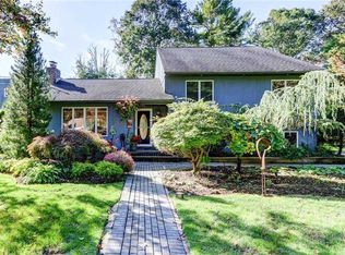 10 Signal Ct, Dix Hills, NY 11746