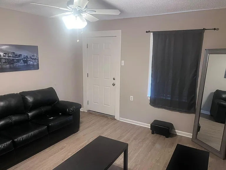 440-442 Westwood Dr — Photo 3