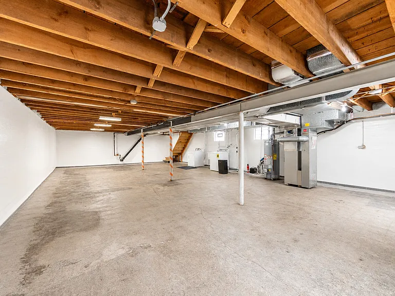 408 S Albert St — Photo 32