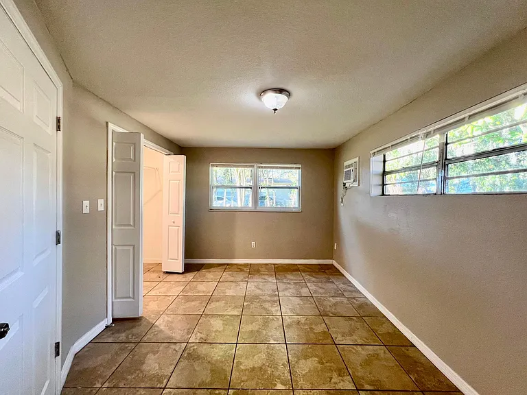 2602 E Yukon St — Photo 5