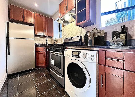 3rd image of 136 W 109th St APT 4E