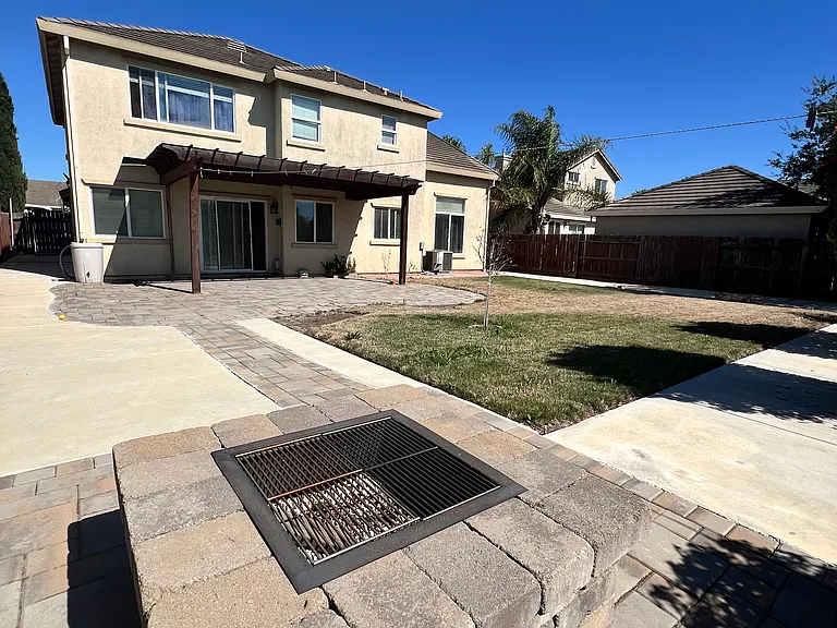 1744 Newark Ln — Photo 2