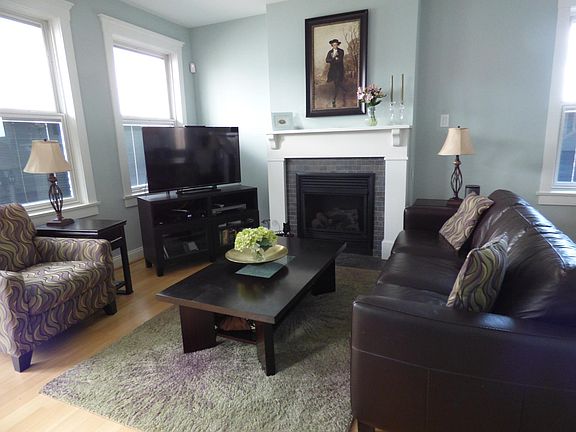Living Room area with gas log fireplace