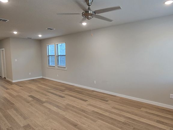 5th image of 302 Berkshire Dr