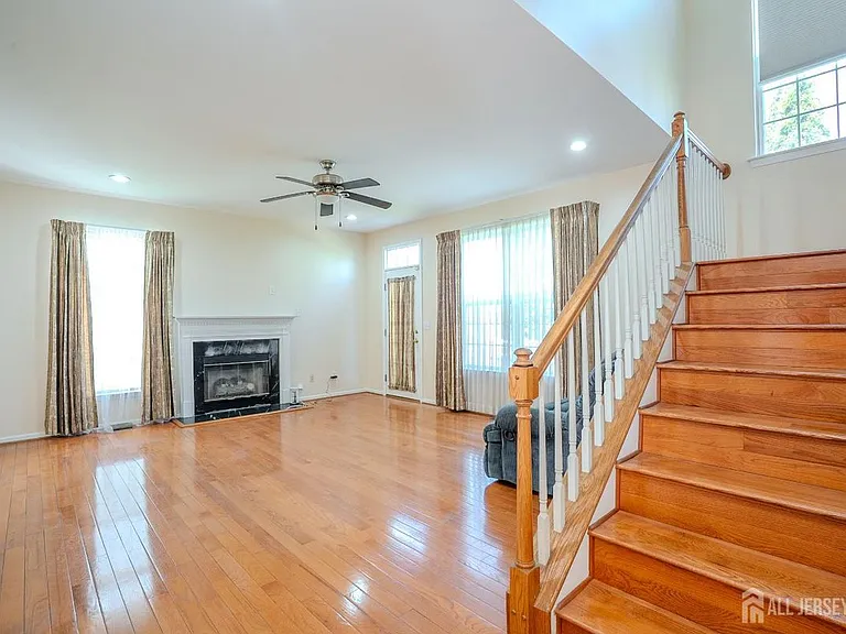31 Hawthorn Dr — Photo 9