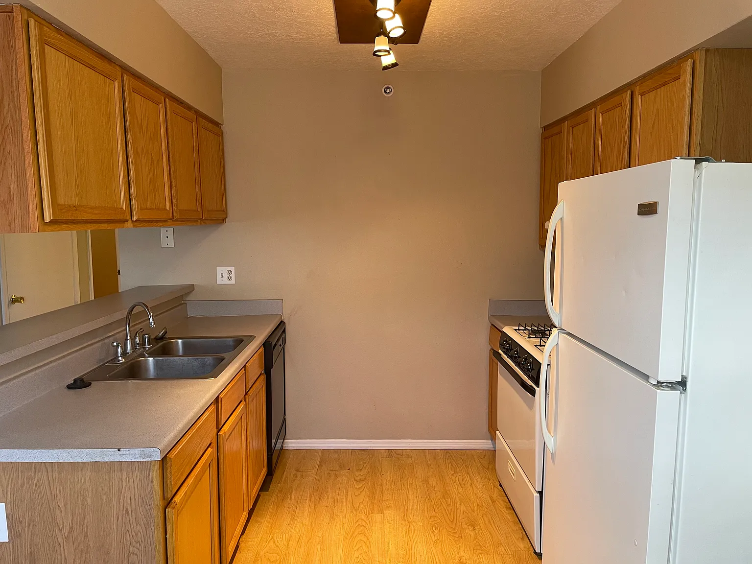2 Bedroom Ridgecrest Apartment w/ Ref Air& Washer/Dryer! — Photo 4