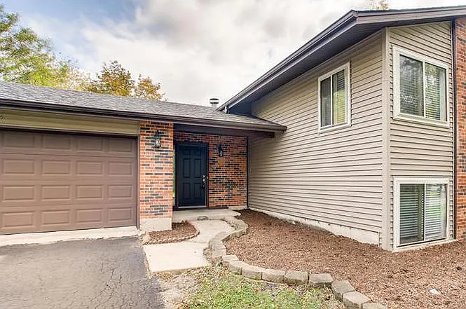 5 bed, 2050 sqft, $3,300 — Photo 2