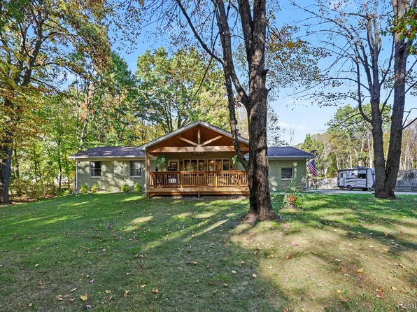 371 Rissman Ln, Ortonville, MI 48462