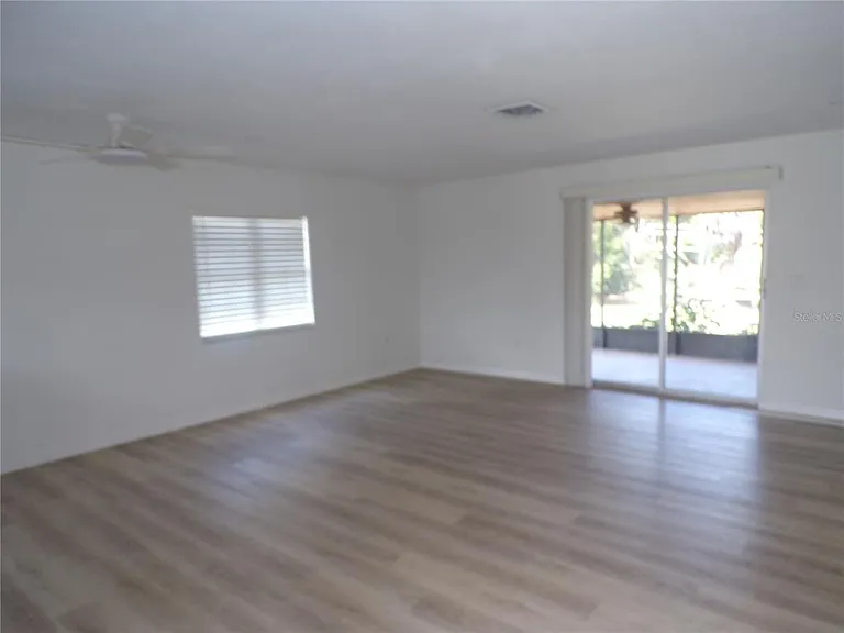 421 Orchid Dr — Photo 2