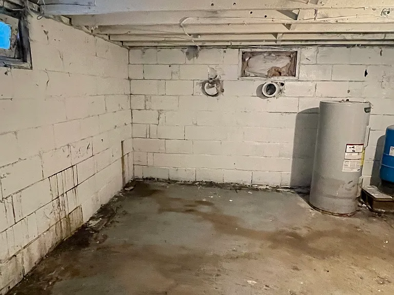 240 Robinson St — Photo 24