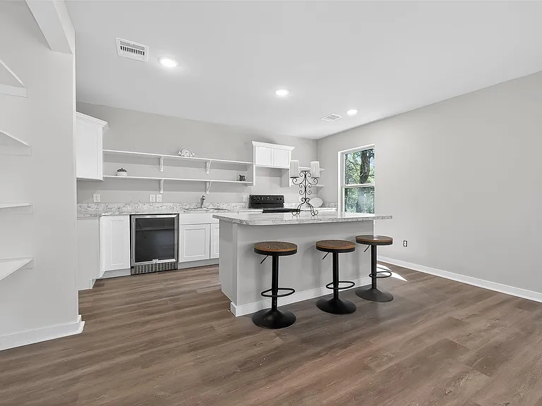 154 E Lakeview Dr — Photo 2
