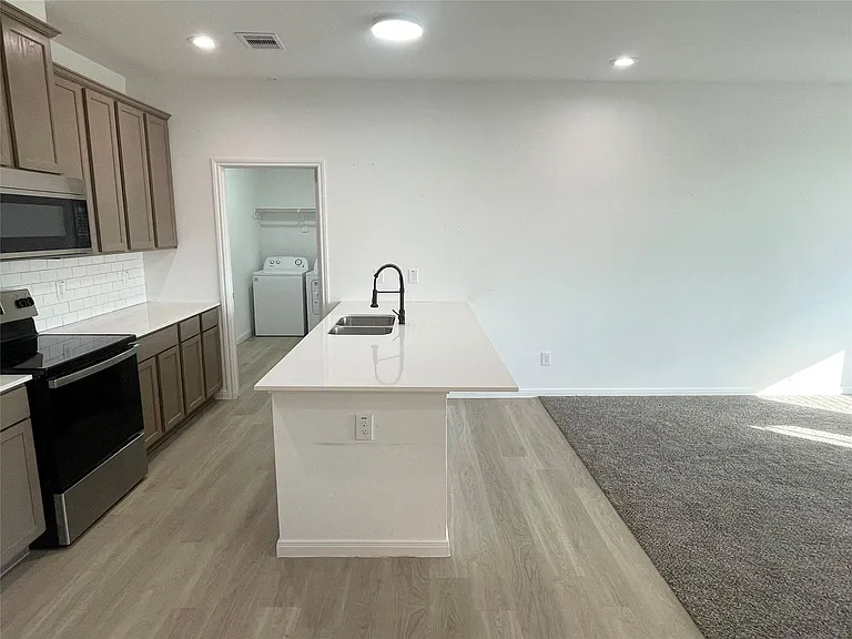 802 W Loop — Photo 5
