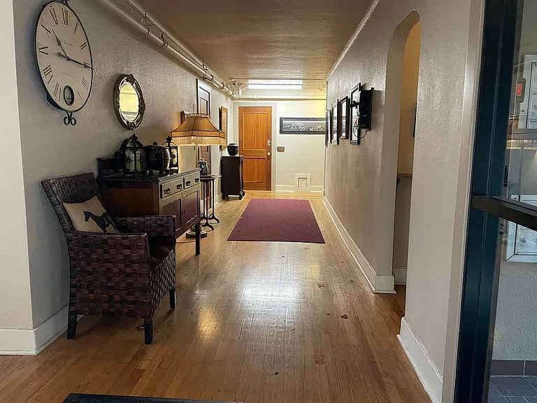 Beverly Court — Photo 14