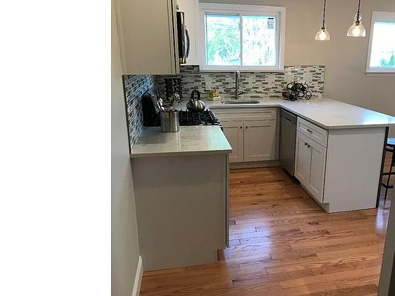 5th image of 826 Lawler St