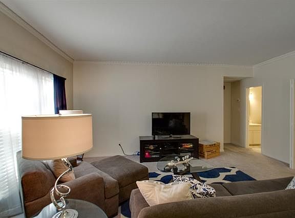5th image of 4411 Bellaire Dr S APT 111S