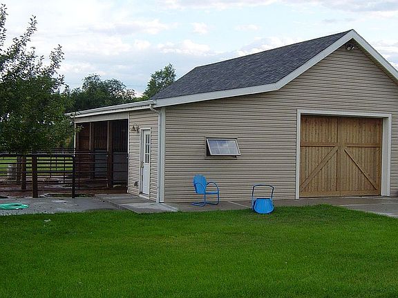 Barn w/auto waterers