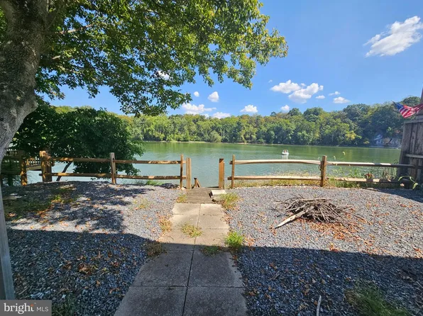 36 Boo Blvd, Falling Waters, WV 25419
