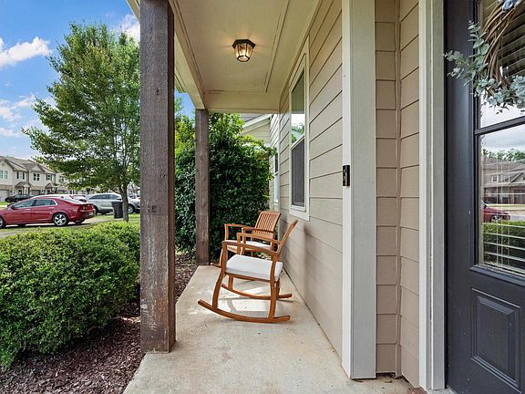 5th image of 261 The Heights Dr