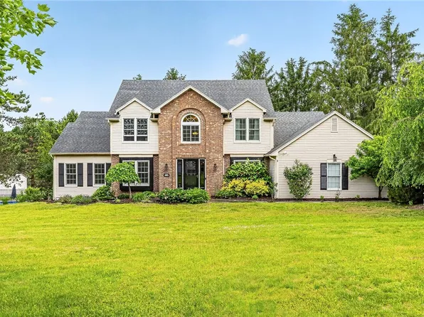 4 Park View Dr, Pittsford, NY 14534