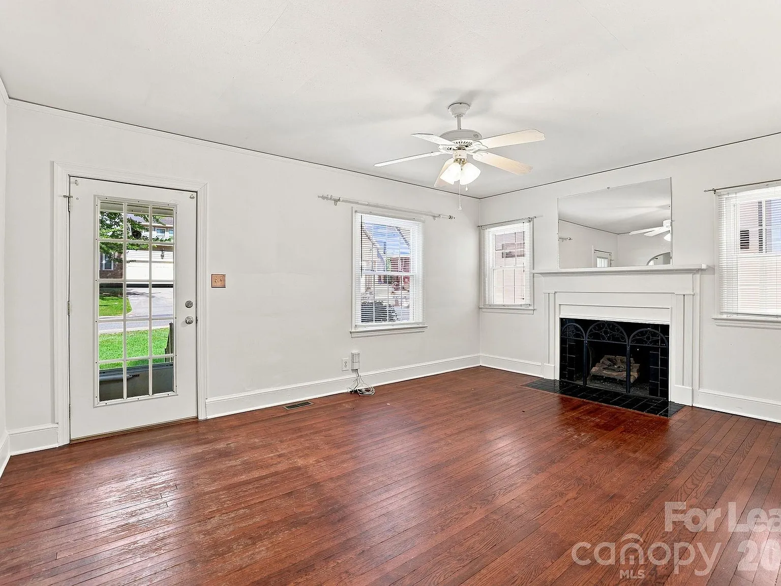 2 bed, 1.0 bath, 988 sqft, $2,400 — Photo 4
