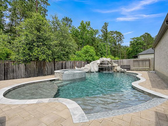 5th image of 275 Bronze View Dr