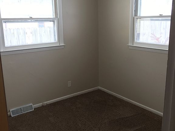 5th image of 3328 Montrose Ave