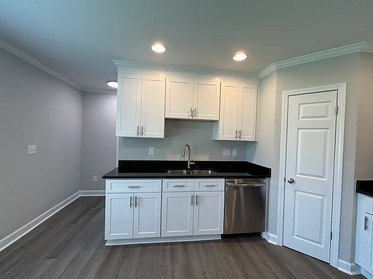 410 Kendall St — Photo 8