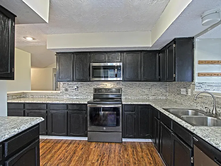1200 Glyndon Dr — Photo 14