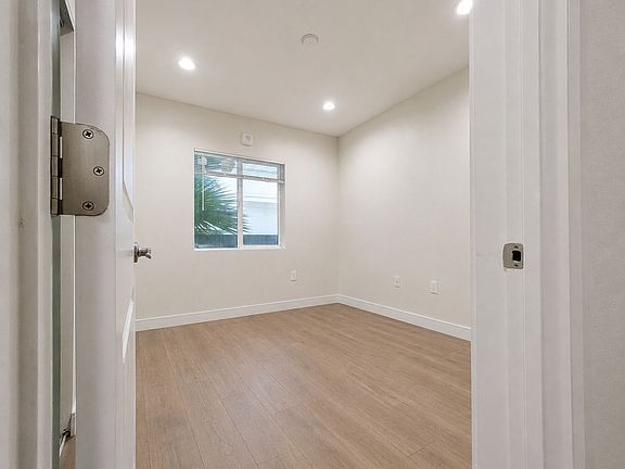 4th image of 14411 Vanowen St Unit 212