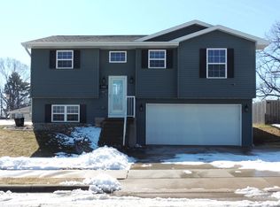 2002 Eagle Valley Dr, Dubuque, IA 52001