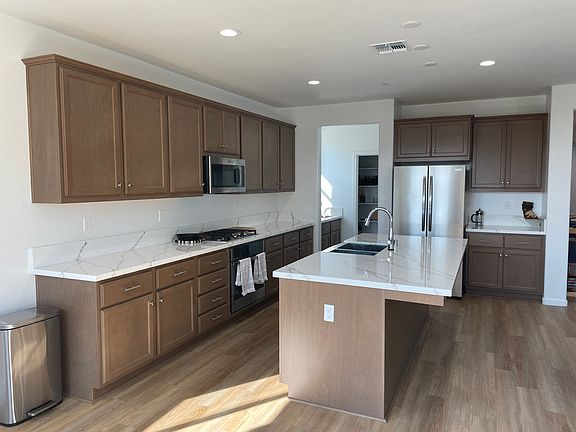 4th image of 2541 Vineyard St